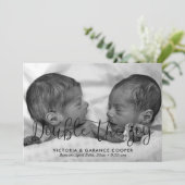 Dubbel de vreugde tweeling geboorte foto aankondiging (Staand voorkant)