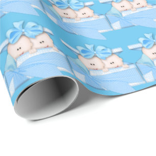 Dubbele jongens in cadeaus die papier rapen