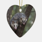 Dubbele problemen in het bladerdak: Twin Possums Keramisch Ornament (Links)