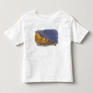 Dubbele regenboog boven een rotsformatie bij Smith Kinder Shirts