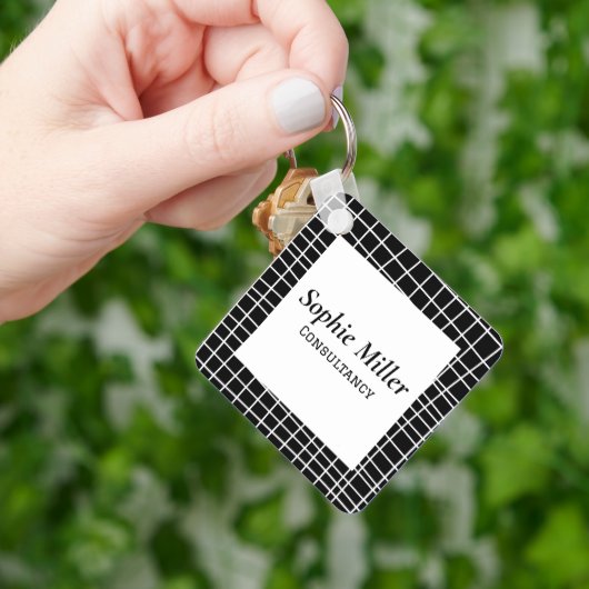 Dubbelzijdige QR-code Eenvoudige zwarte en witte R Sleutelhanger (Hand)