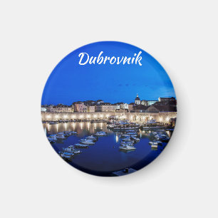 Dubrovnik haven en muren verlicht 's nachts magneet