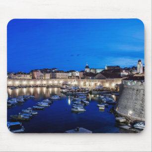 Dubrovnik haven en muren verlicht 's nachts muismat