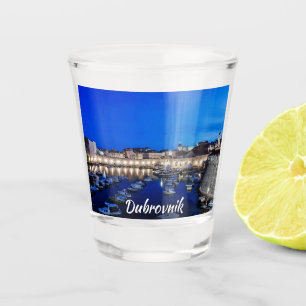 Dubrovnik haven en muren verlicht 's nachts shot glas