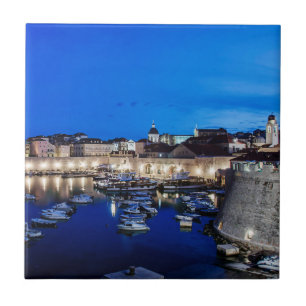 Dubrovnik haven en muren verlicht 's nachts tegeltje