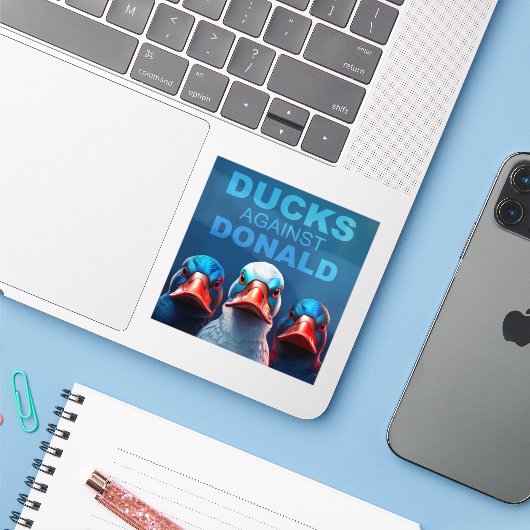 Ducks tegen Donald Sticker (Laptop met iPhone)