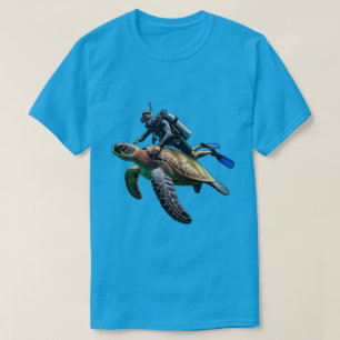 Duikduiker zwemmen met een grote schildpad URM T-shirt