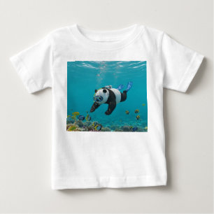 Duikende panda in koraalrif