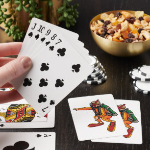 Duiker in oranje duikpak die wijst pokerkaarten