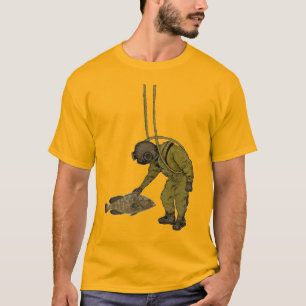 duiker met duikende helm die een vis onderdrukt t-shirt