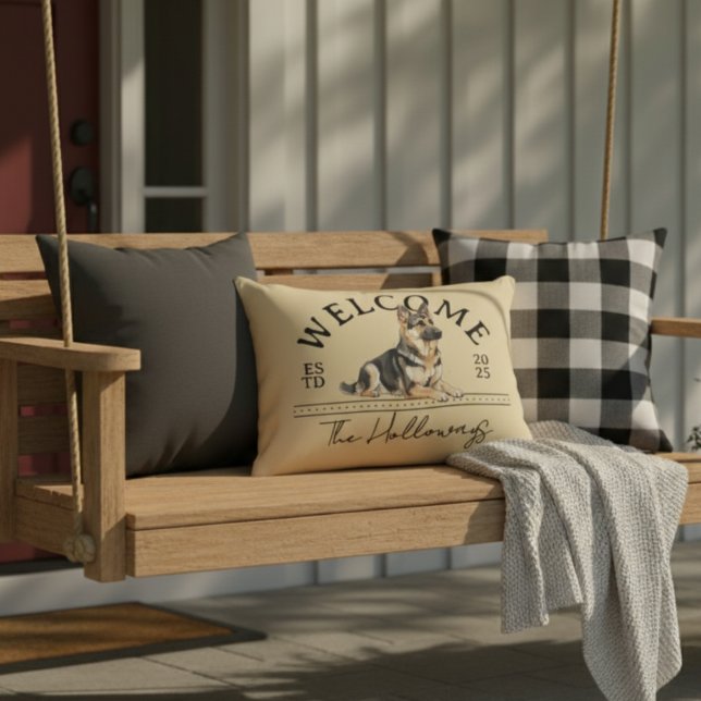Duitse herder aangepaste familienaam welkom accent kussen (Welcome guests to your home with this German Shepherd Custom Family Name Welcome Throw Pillow!)