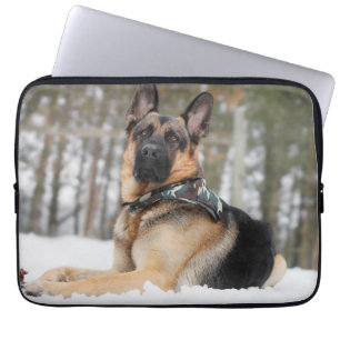 Duitse herder in sneeuw laptop sleeve
