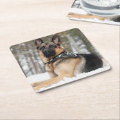 Duitse herder in sneeuw vierkante kartonnen onderzetter (Schuin)