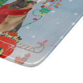 Duitse herderhond met kerstcadeaus in sneeuw snijplank (Hoek)