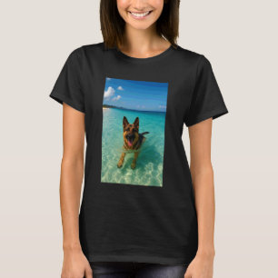Duitse Herdershond Zwemt Oceaan Strand T-shirt