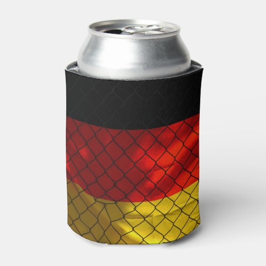 Duitse vlag achter kettingkoppelomheining blikjeskoeler (Blikje Voorkant)