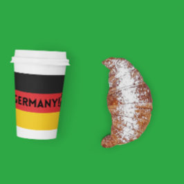 Duitse voetbalspeler die een punt als bal gebruikt papieren bekers