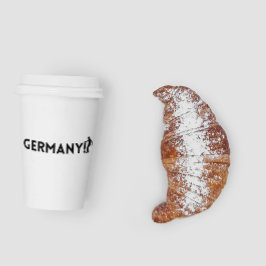 Duitse voetbalspeler die een punt als bal gebruikt papieren bekers