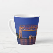 Duluth Aerial Lift Bridge & John G. Munson Latte Mok (Linkerhoek)