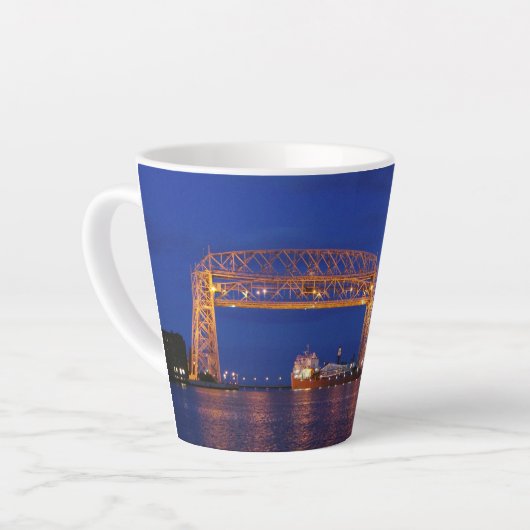 Duluth Aerial Lift Bridge & John G. Munson Latte Mok (Linkerhoek)