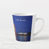 Duluth Aerial Lift Bridge & John G. Munson Latte Mok (Rechts)