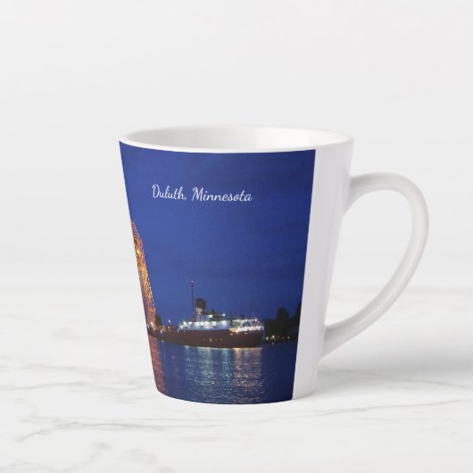Duluth Aerial Lift Bridge & John G. Munson Latte Mok (Rechts)