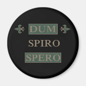 Dum spiro spero magneet (Voorkant)