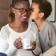 Dumbo volgt zijn moeder nauwgezet