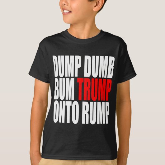 "DUMP DUMB BUM TRUMP ON RUMP" T-SHIRT (Voorkant)