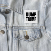 "DUMP TRUMP" VIERKANTE BUTTON 5,1 CM (In situ)
