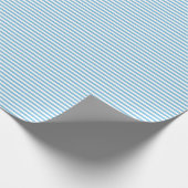 Dun lichtblauw en wit strookpapier cadeaupapier (Hoek)