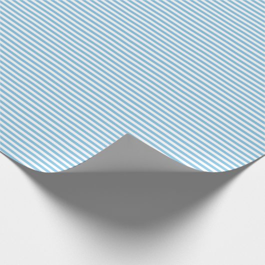 Dun lichtblauw en wit strookpapier cadeaupapier (Hoek)