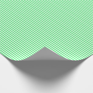Dun lichtgroen- en witstrippapier cadeaupapier