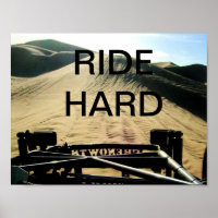 Dune Buggy face aux dunes ' Ride Hard ' Poster