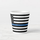 Dunne blauwe lijn politie vlag Monogram Latte Mok (Voorkant)