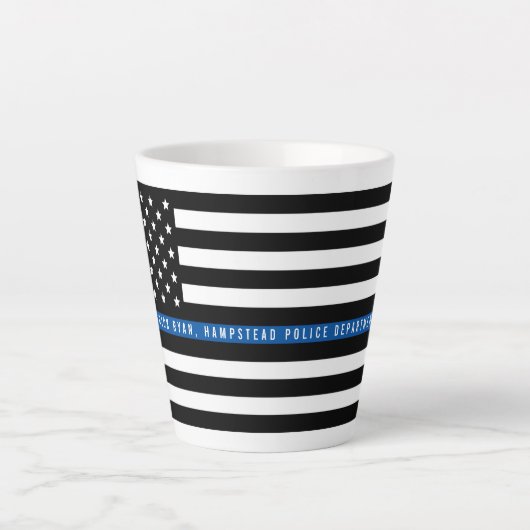 Dunne blauwe lijn politie vlag Monogram Latte Mok (Voorkant)