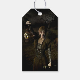 Dunne vrouw die lamp draagt cadeaulabel