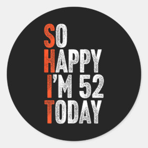 Dus zo gelukkig dat ik 52 jaar oud ben Gag humor G Ronde Sticker