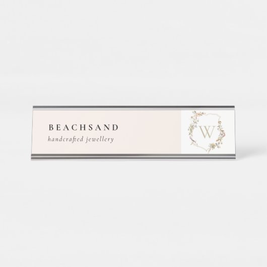 Dusky Pink Wildflower Monogram Initiaal Crest Bureau Naambordje (Voorkant)