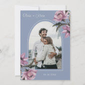 Dusty Blauw en Roze Bloemen Moderne Boog Bruiloft Kaart (Achterkant)