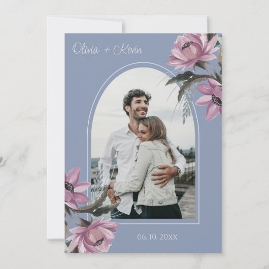Dusty Blauw en Roze Bloemen Moderne Boog Bruiloft Kaart (Achterkant)