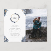 Dusty Blauwe Bladeren & Gouden Monogram Trouwfoto Uitnodiging Briefkaart (Voorkant)