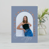 Dusty Blue Arch Foto Afstuderen Folie Uitnodiging (Staand Voorkant)