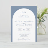 Dusty Blue Arch Monogram Huwelijksuitnodiging Kaart (Staand voorkant)