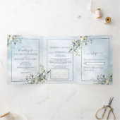 Dusty Blue Botanical Greenery Waterverf Script Drieluik Uitnodiging (Binnen)