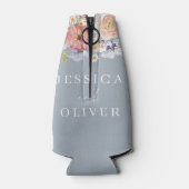 Dusty Blue Botanische Bloemen Waterverf Bruiloft Flesjeskoeler (Achterkant)