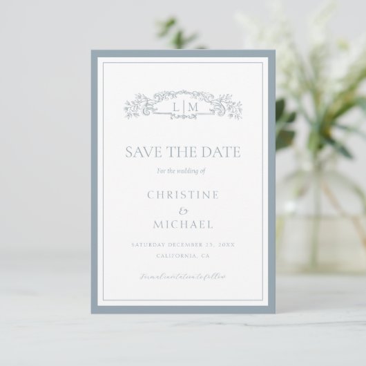 Dusty Blue botanische kam monogram bruiloft Save The Date (Staand voorkant)