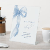 Dusty Blue Bow Date Night Ideeën Vrijgezellenfeest Reclamebord Met Voetstuk (Insitu)