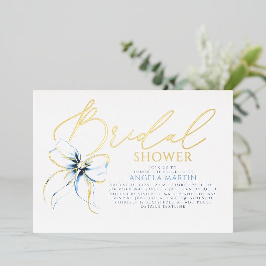 Dusty Blue Bow Elegant Script Modern Bridal Shower Folie Uitnodiging (Staand Voorkant)