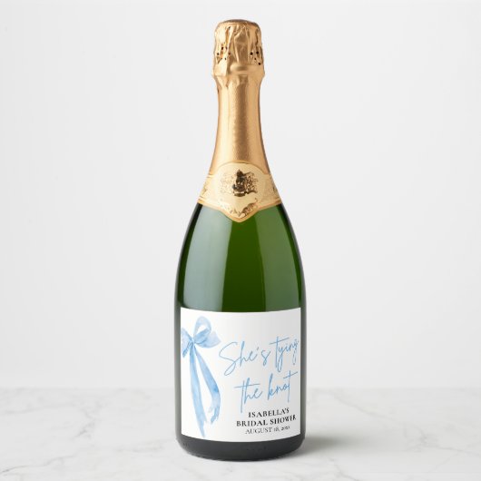 Dusty Blue Bow Ze bindt de knoop Vrijgezellenfeest Sparkling Wijnetiket (Voorkant)